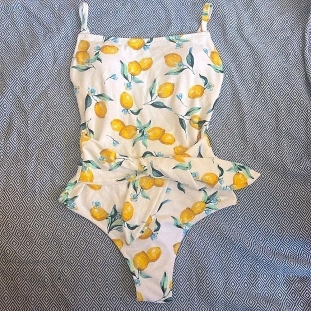 Brand New Jessica Simpson Lemons Printed Tie-Waist One-Piece Swimsuit Bra Cups